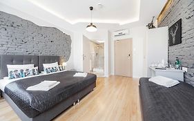 Six Suites, Old Town